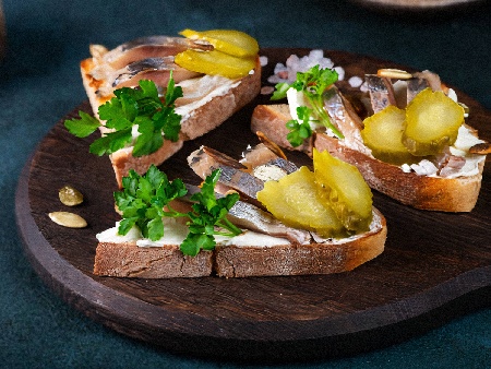 Сандвичи с херинга с черен хляб, крема сирене и кисели краставички - снимка на рецептата